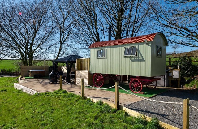 Charming quirky couple and dog friendly countryside bolt hole, with private hot tub and communal gam