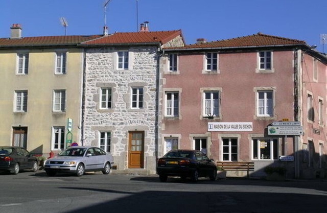 Charming Renovated Stone House with Cozy Patio, Near Vichy, Sleeps 6, Pet-Friendly