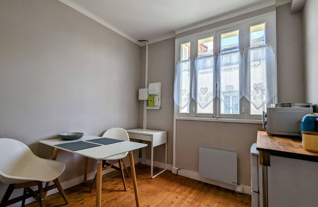 Charming Retreat: Cozy Home with Garden, Parking, Near Historic Sights