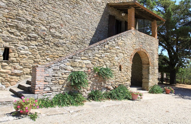 Charming recently renovated Apt 3bd/2bt in Tuscan countryside w shared pool