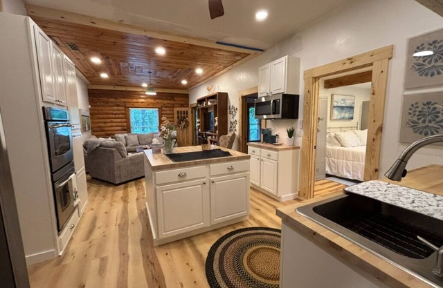 Charming, Remodeled Cottage in the Heart of Cotter, Walk to the White River