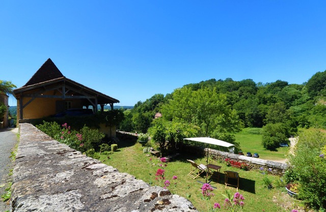 CHARMING RENOVATED 16th CENTURY VILLAGE HOUSE IN THE LISTED VILLAGE OF LIMEUIL