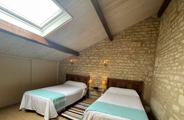 "Charming Renovated Barn in Marais Poitevin - WiFi, Private Garden, Near Niort"