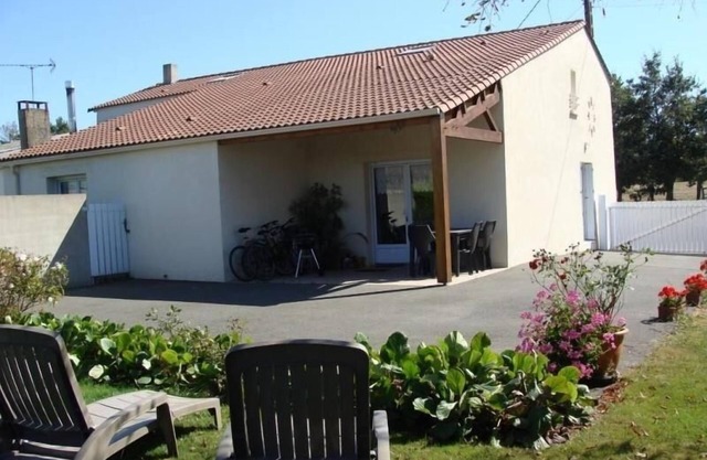 Charming Renovated Farmhouse with Garden, WiFi, and Close to Trails
