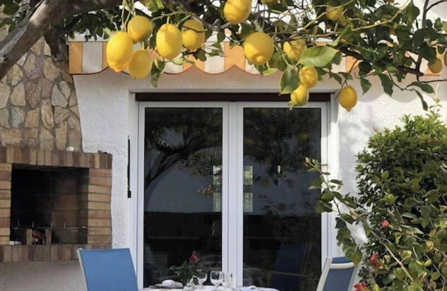Charming renovated house - 4 mn walk from Grifeu beach - Very nice garden-Parking area