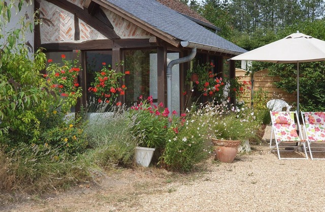 Charming Restored Barn with Tennis, Near Loire Castles & ZooParc de Beauval, Pet-Friendly, Sleeps 3