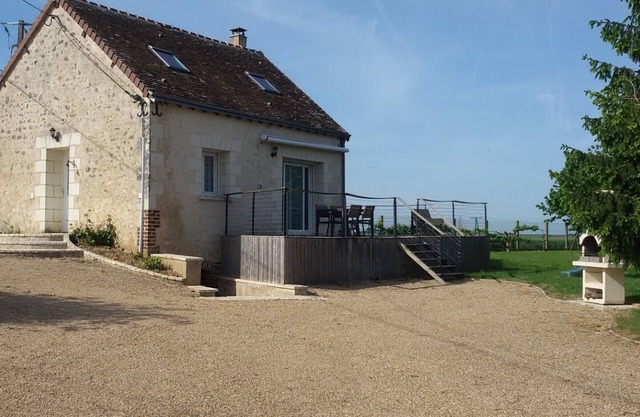 Charming Restored Cottage - Full Kitchen, Fireplace, Baby Gear & Games, Near Vendôme.
