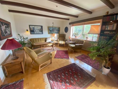 Charming Retreat with Stunning Views for 9 Guests