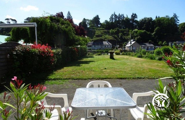 Charming Riverside Cottage with Bike Path, Nearby Eateries, and Horse Facilities