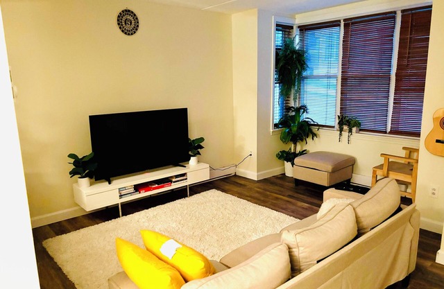 Charming room in a 2-bedroom townhome with AC, WiFi in fantastic central Boston