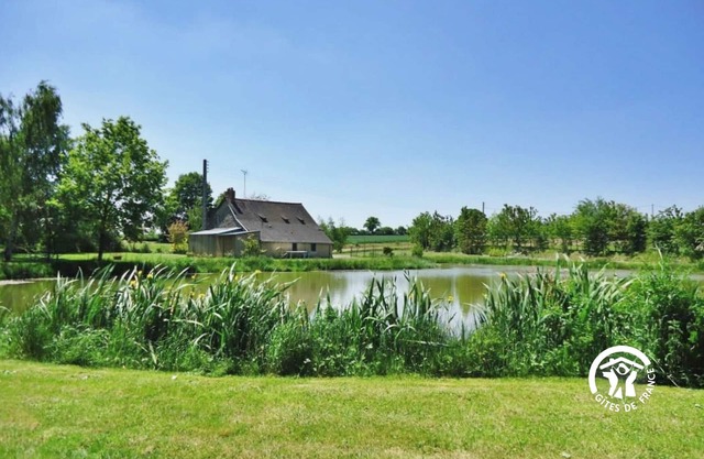 Charming Rural Retreat with Private Pond, Ideal for Fishing, Nature Lovers, Families & Pets