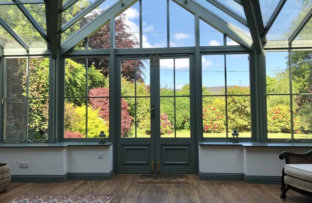 Charming rural retreat in beautiful gardens