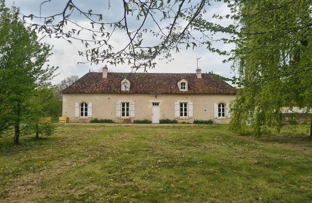 Charming Rural Retreat with Shared Pool - 3 BR, Private Garden, Close to Nature Parks