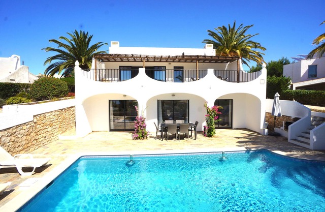 Charming Salema Ocean View Villa – Private Pool – Air Conditioning - ★