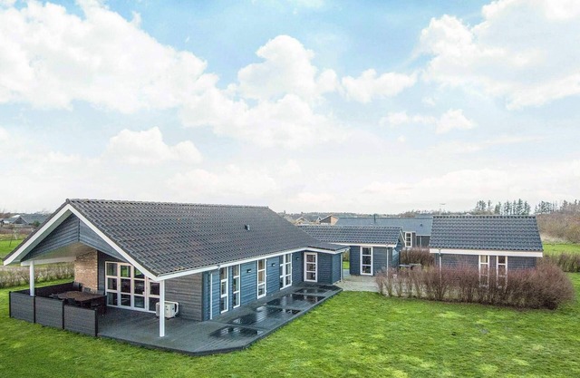 Charming Sauna Cottage-By Traum