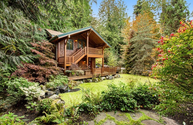 Charming secluded studio with mountain view, fast WiFi, fireplace, large deck