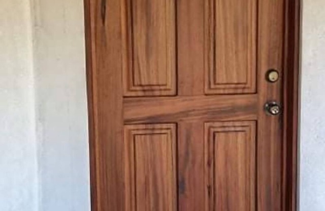 Charming second floor apartment - five minutes from the beach.