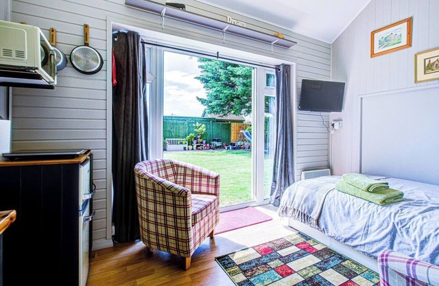 Charming Self Contained Garden Studio Upper Beeding