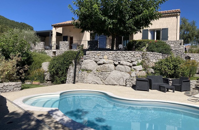 Charming single-storey villa, quiet location with swimming pool, shaded dining area
