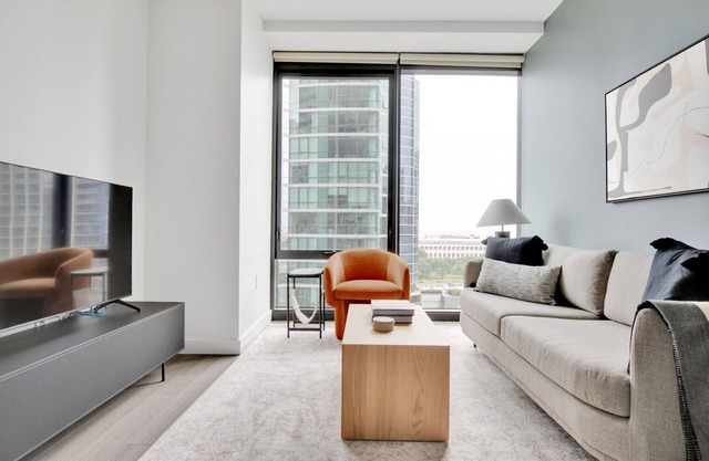 Charming South Loop 2BR w/Pool, Gym & Spa, nr Grant Park, by Blueground