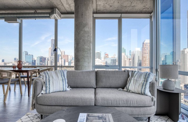 Charming South Loop 2BR w/Gym & Roof, nr Grant Park, by Blueground