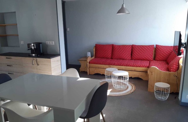 Charming, spacious apartment close to shops with heated terrace