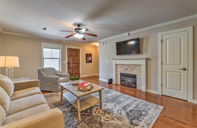 Charming Springdale Townhome about 5 Mi to Dtwn!