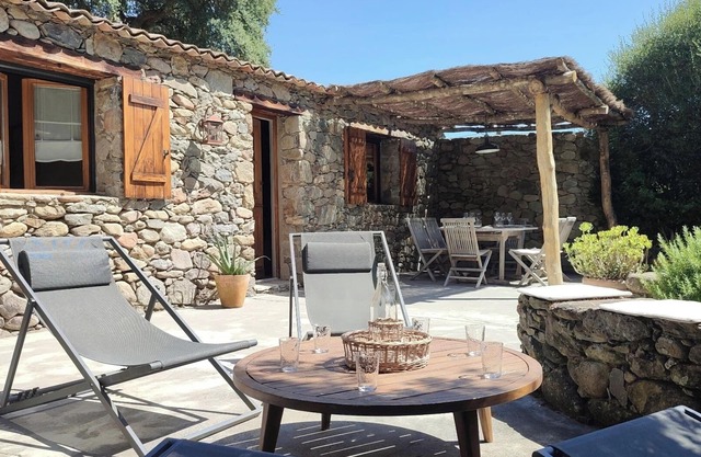 Charming stone house near the sea, in the heart of the maquis.