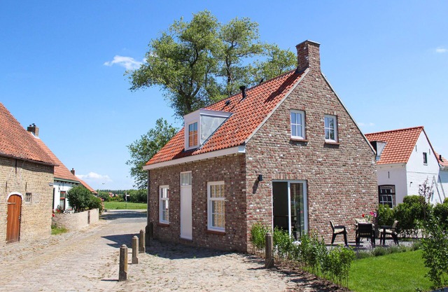 Charming stone house in small streets and with plenty of space for family and friends.