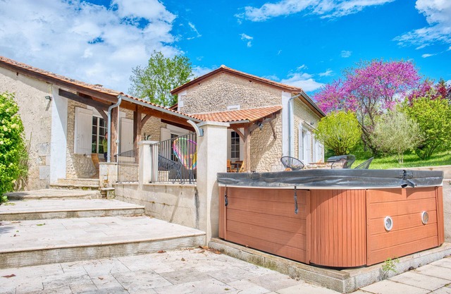 Charming Stone House with Pool and Enclosed Garden :nA Haven of Comfort and Serenity