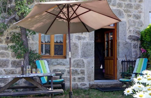 Charming Stone Village House with Modern Amenities, Pet-Friendly, Perfect for Outdoor Activities