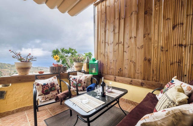 Charming Studio Apartment ‘Casa Carmelita’ with Terrace, Ocean Views & Wi-Fi