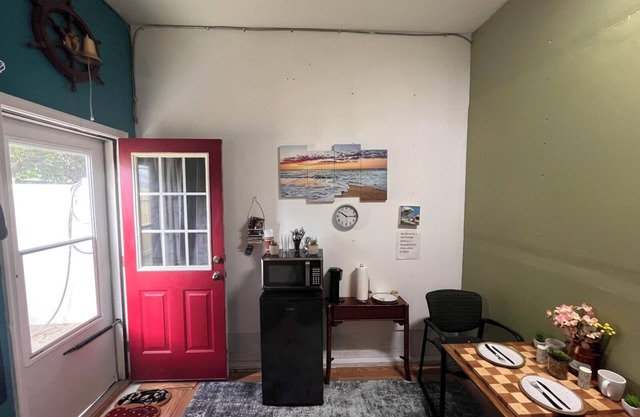 Charming studio by the beach with AC and Heat if needed in Norfolk. Big TV Too