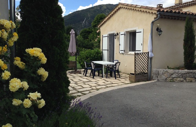 CHARMING STUDIO CASTELLANE 500m from the square