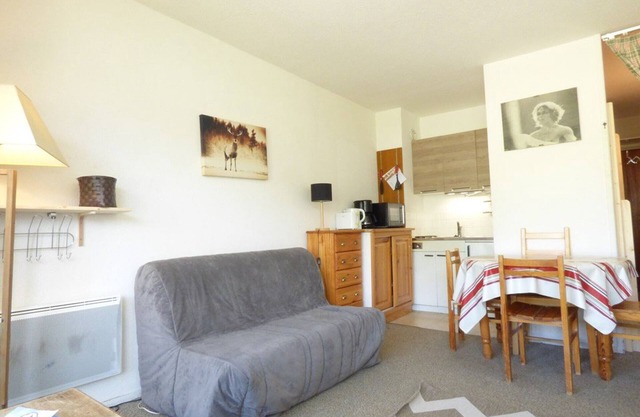 Charming Studio for 5 - Ski-in/Ski-out, Balcony with View, Free Parking, Near Shops