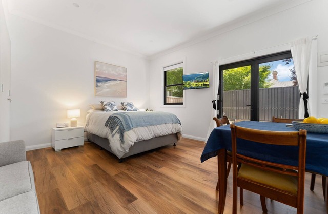 Charming Studio for Two in the Heart of Bathurst