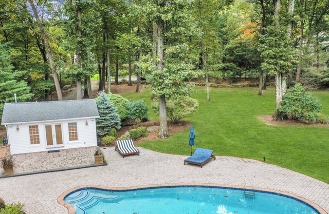 Charming Studio Cottage with Pool Access