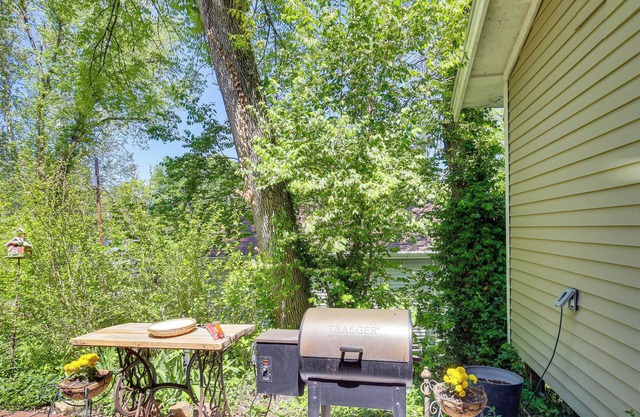 Charming Studio: Walk to Castlewood State Park!