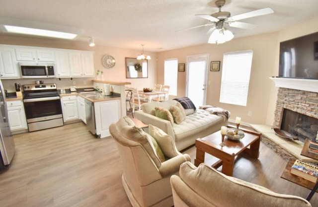 Charming, Stylish and Cozy 3 Bedroom Townhouse near Athens