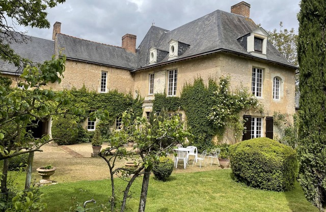 Charming suite, sleeps 4, in a quiet garden in Anjou