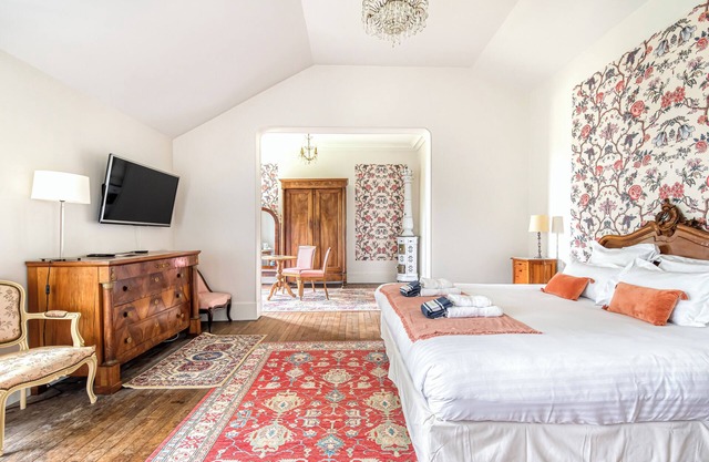 Charming suite with sauna at Château Le Fresne