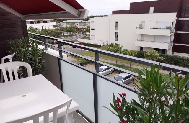 charming sunny 2 room apartment