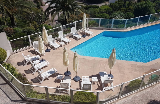 Charming T2, air-conditioned (2-4 people) with swimming pool, sea view