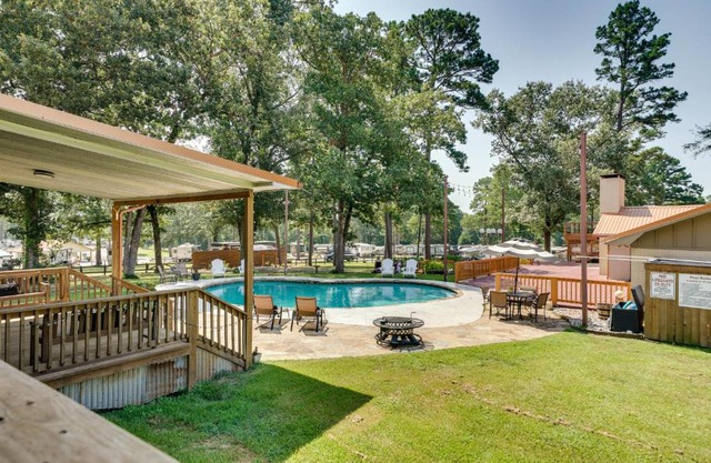 Charming Texarkana Home Lake and Pool Access!