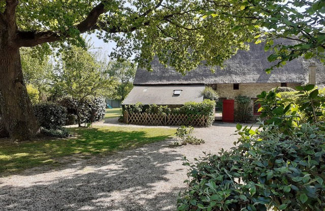 Charming thatched cottage between land and sea.