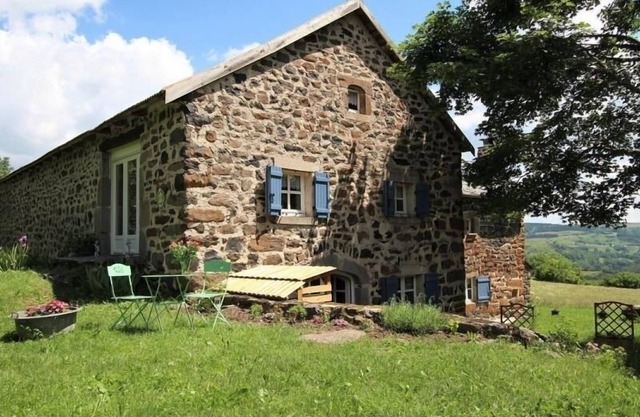 Charming Thatched Roof Cottage with Fireplace, Terrace, and Nature Activities Nearby