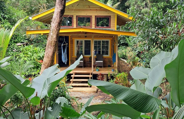 Charming Tiny House, 1 minute walk to surf and beaches, peaceful.