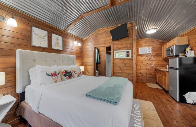 Charming Tiny House Getaway with Pool: 20 minutes from Baylor and Magnolia!