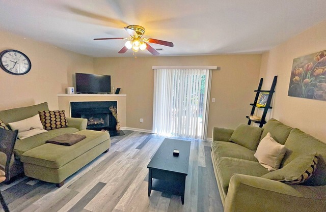 Charming Townhome Close to Uptown ~ Free Parking