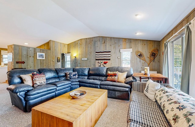 Charming townhome with pool, fireplace, skiing, fast WiFi, & washer/dryer